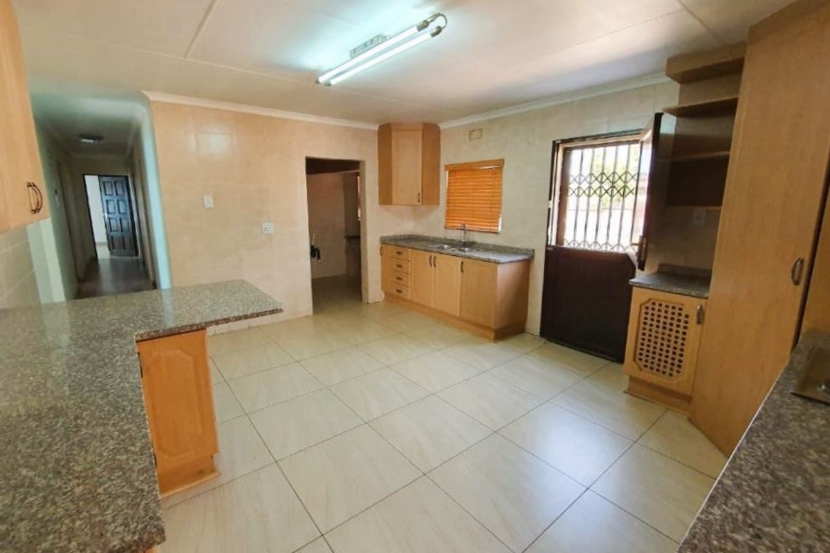 Charming 3-Bedroom Home on Corner Stand with Double Garage – Space, Comfort & Value in Secunda - Photo 5