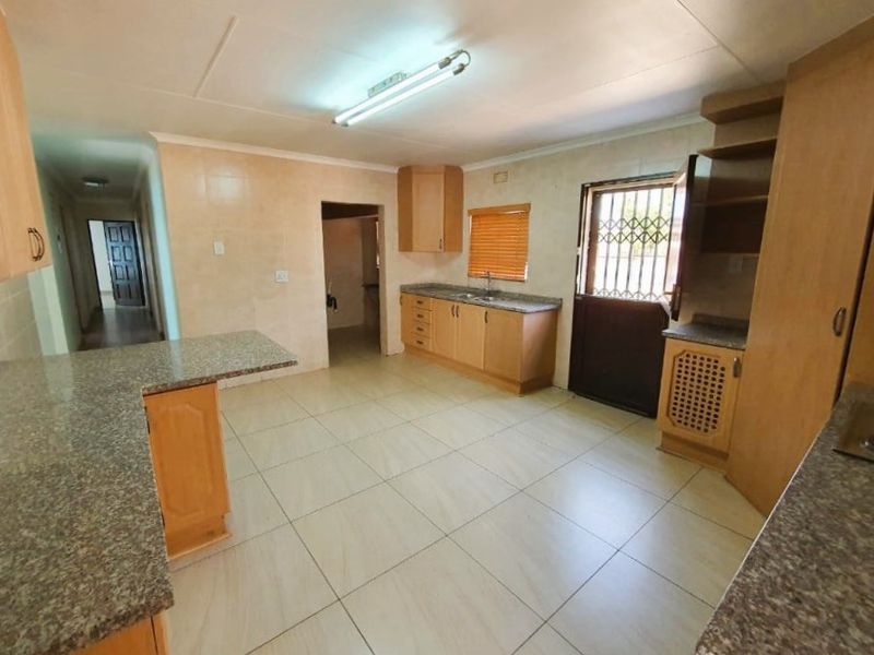 Charming 3-Bedroom Home on Corner Stand with Double Garage – Space, Comfort & Value in Secunda - Photo 5