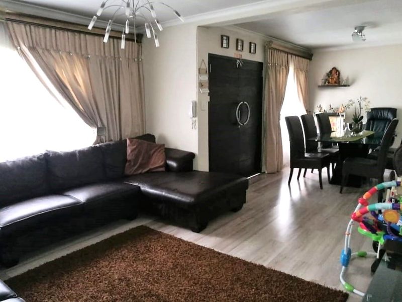 Charming 3-Bedroom Home on Corner Stand with Double Garage – Space, Comfort & Value in Secunda - Photo 7