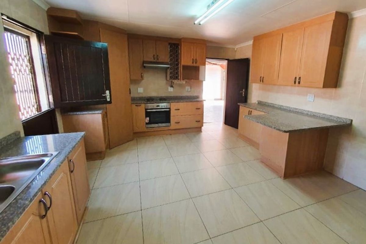 Charming 3-Bedroom Home on Corner Stand with Double Garage – Space, Comfort & Value in Secunda - Photo 4