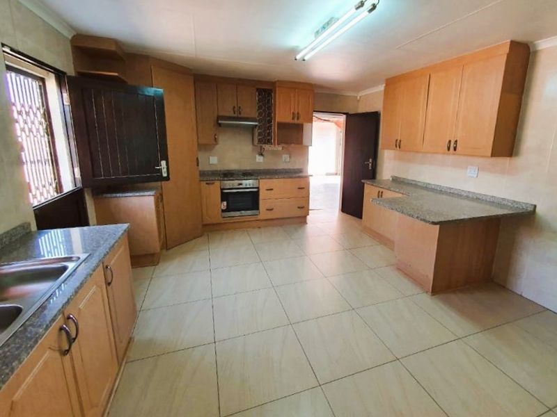 Charming 3-Bedroom Home on Corner Stand with Double Garage – Space, Comfort & Value in Secunda - Photo 4