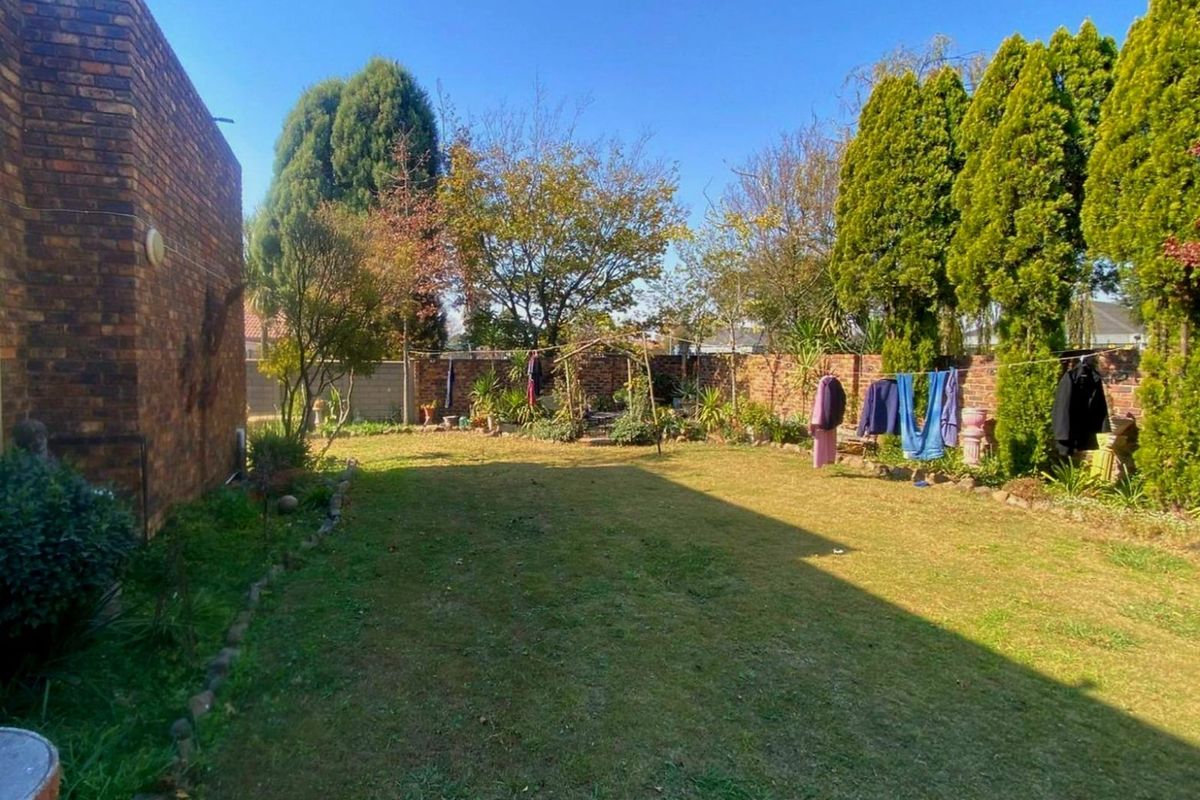 Spacious 4-Bedroom Family Home with Entertainment Extras in Trichardt - Photo 3