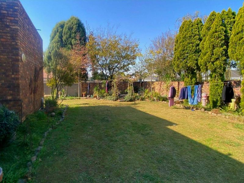 Spacious 4-Bedroom Family Home with Entertainment Extras in Trichardt - Photo 3