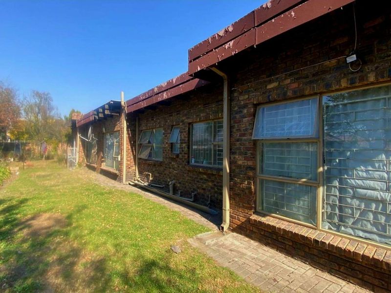 Spacious 4-Bedroom Family Home with Entertainment Extras in Trichardt - Photo 2