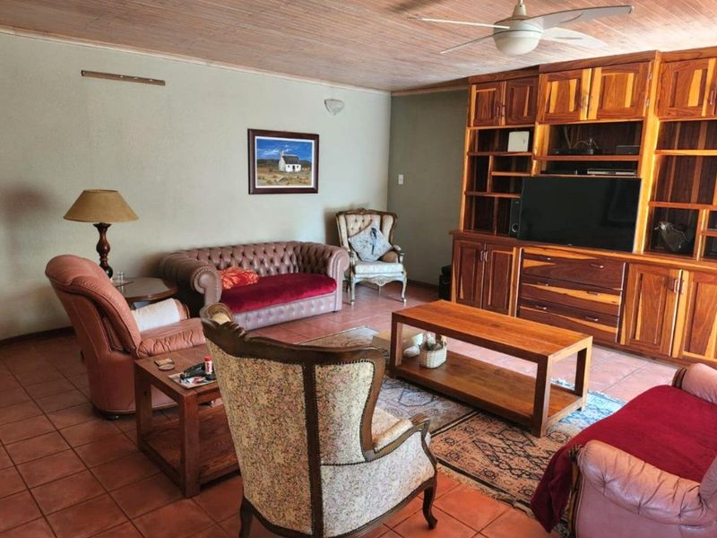 Spacious 5-Bedroom Family Home with Entertainment & Energy-Saving Extras in Kinross - Photo 3