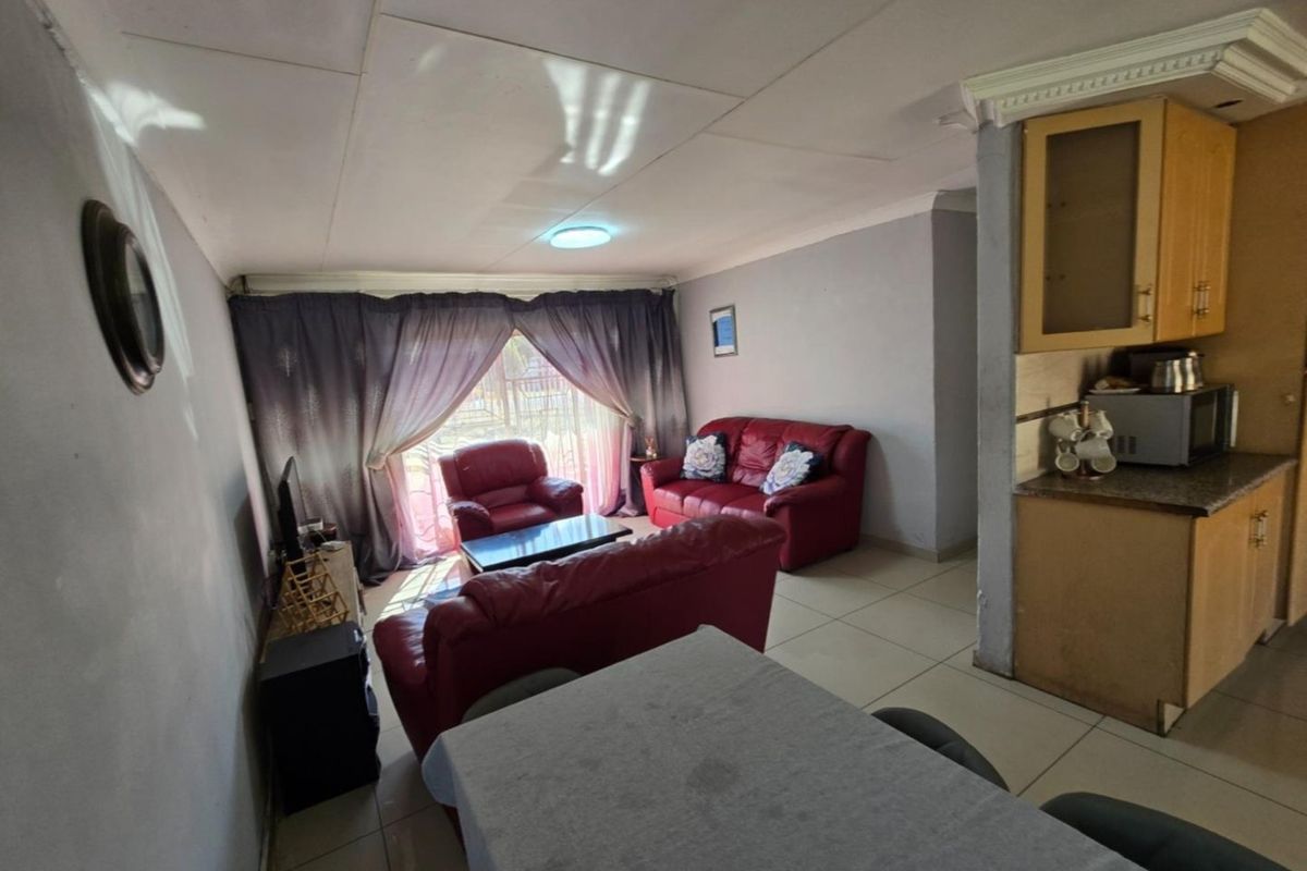 Budget-Friendly 3-Bedroom Home in Thistle Grove - Photo 3