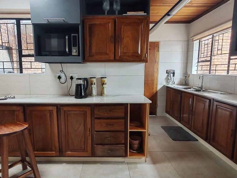 Luxurious 4-Bedroom Entertainer’s Home with Flatlet, Pool & Lapa – Prime Kinross Location - Photo 7