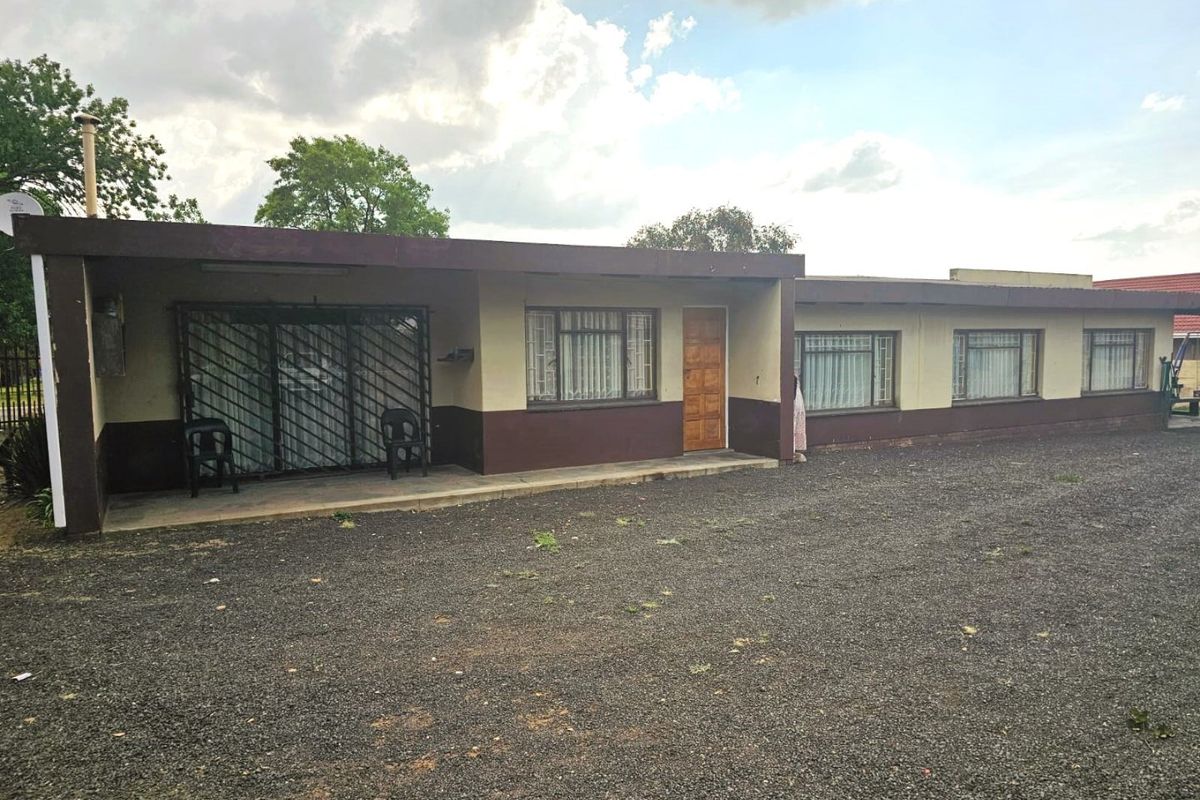 Expansive Corner-Stand Family Home with Flatlet – Kinross - Photo 2