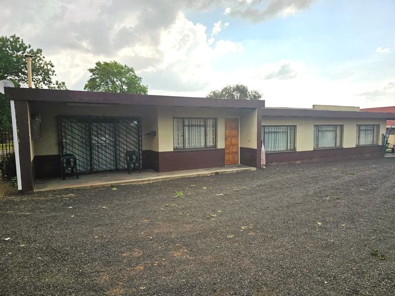 Expansive Corner-Stand Family Home with Flatlet – Kinross - Photo 2