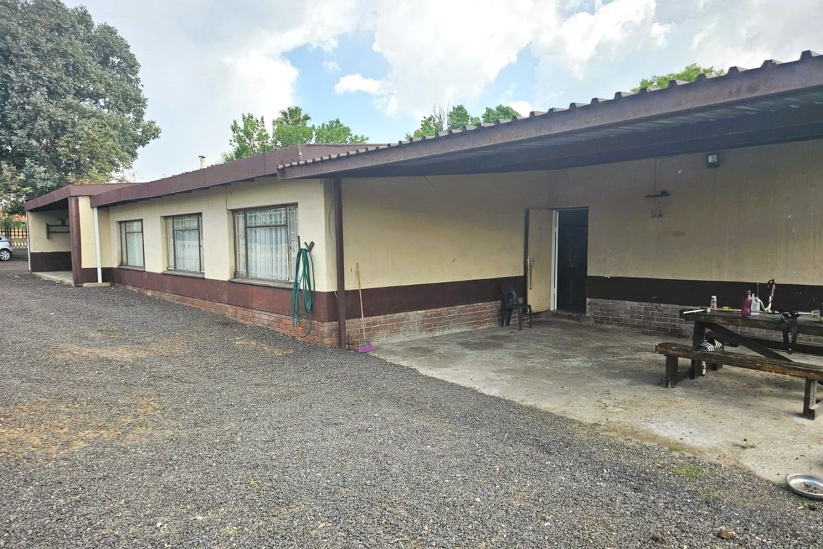 Expansive Corner-Stand Family Home with Flatlet – Kinross - Photo 3