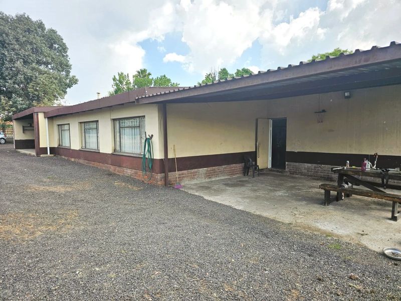 Expansive Corner-Stand Family Home with Flatlet – Kinross - Photo 3