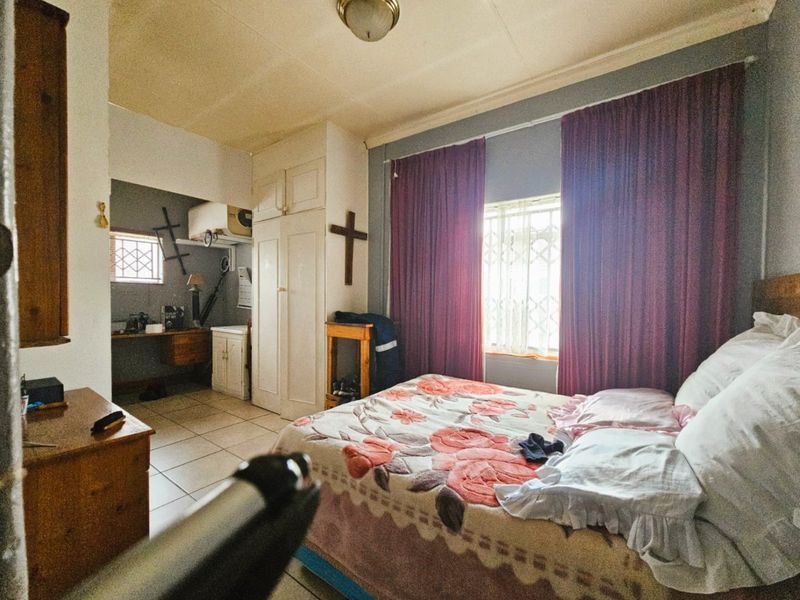 Expansive Corner-Stand Family Home with Flatlet – Kinross - Photo 10