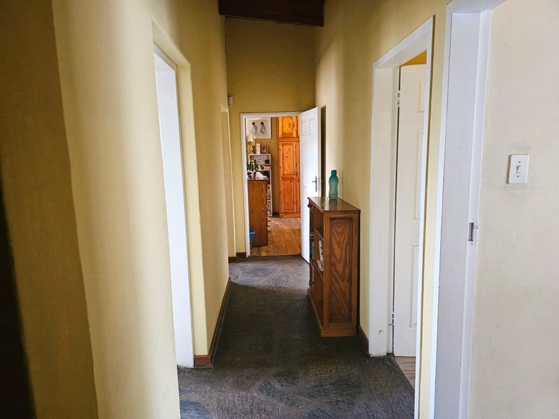 Expansive Corner-Stand Family Home with Flatlet – Kinross - Photo 9