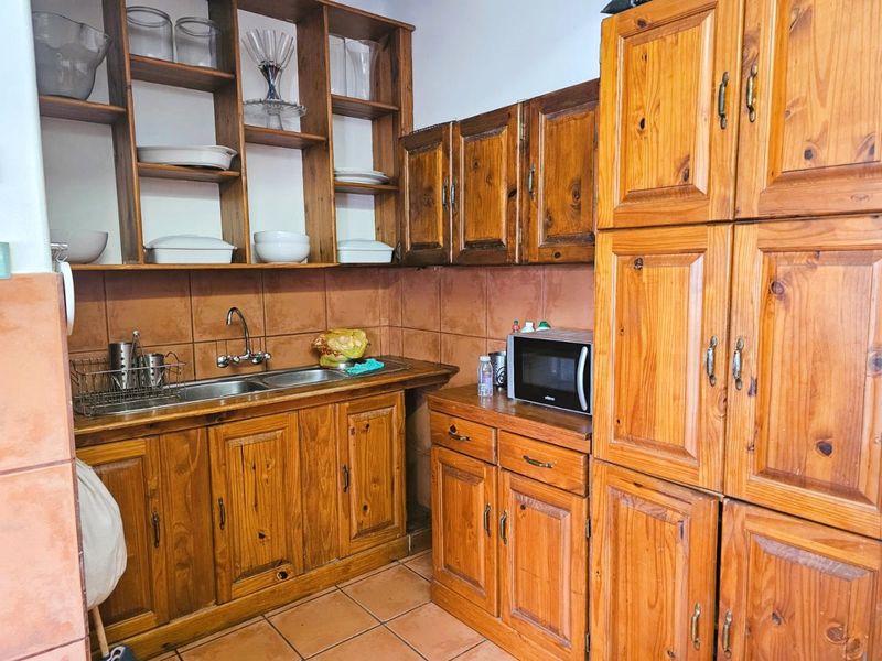 Expansive Corner-Stand Family Home with Flatlet – Kinross - Photo 8