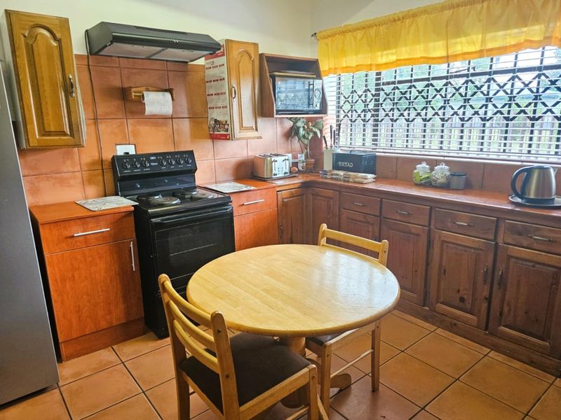 Expansive Corner-Stand Family Home with Flatlet – Kinross - Photo 7