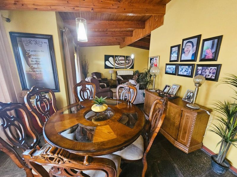 Expansive Corner-Stand Family Home with Flatlet – Kinross - Photo 6