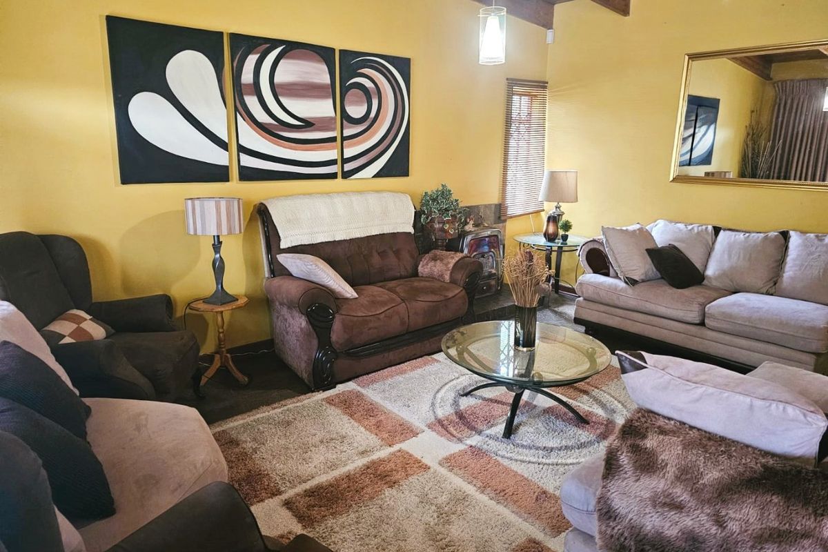 Expansive Corner-Stand Family Home with Flatlet – Kinross - Photo 4