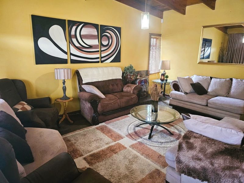 Expansive Corner-Stand Family Home with Flatlet – Kinross - Photo 4