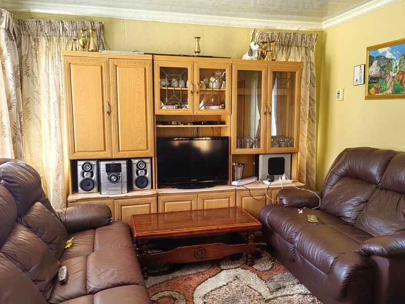 Investment Opportunity – 3-Bedroom Home in Thistle Grove, Kinross! - Photo 2