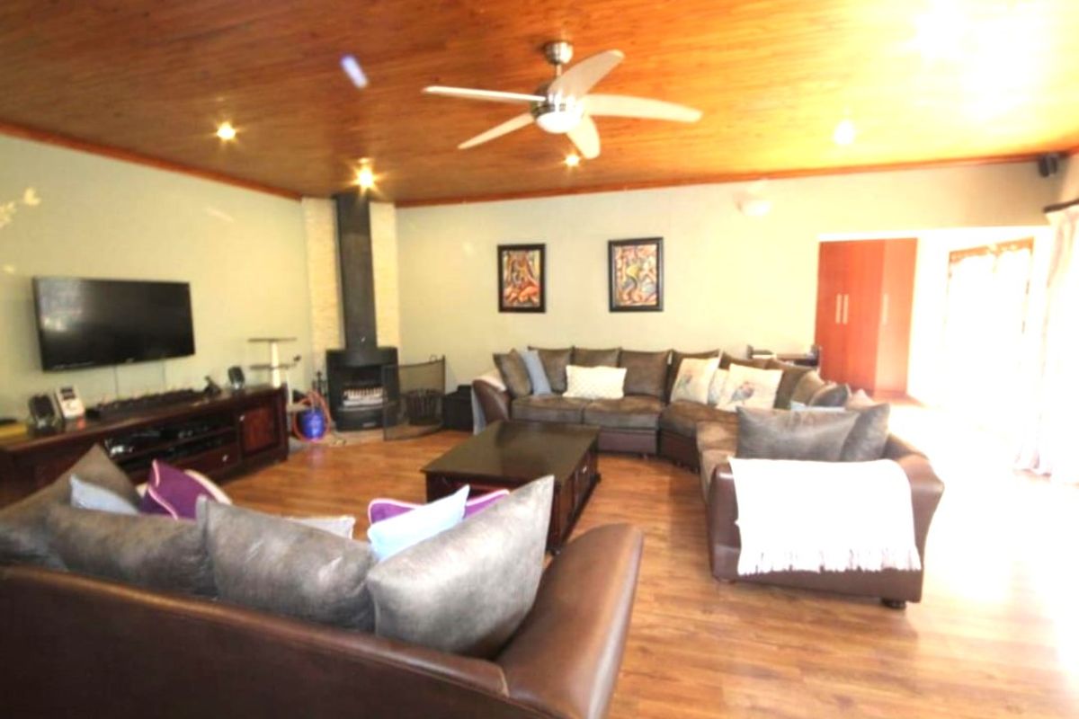 Beautiful & Spacious 4-Bedroom Home Near Highveld Medi-Clinic – Trichardt - Photo 5