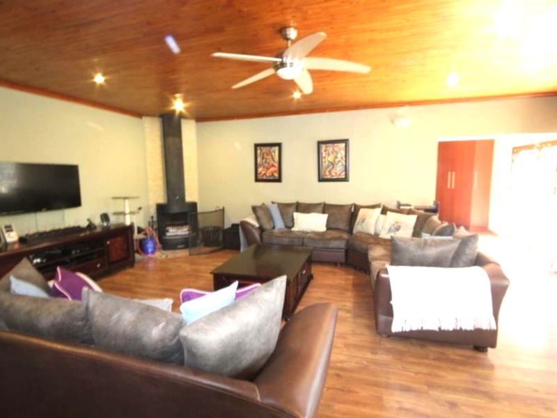 Beautiful & Spacious 4-Bedroom Home Near Highveld Medi-Clinic – Trichardt - Photo 5