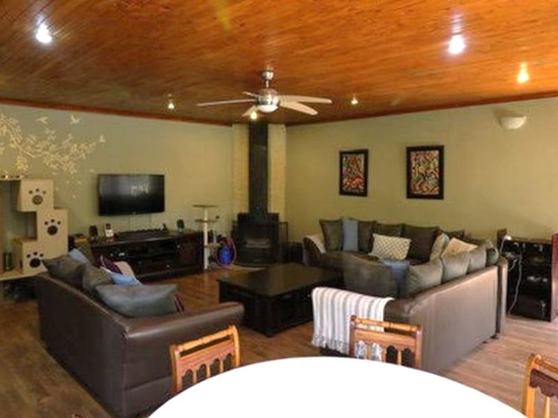 Beautiful & Spacious 4-Bedroom Home Near Highveld Medi-Clinic – Trichardt - Photo 4