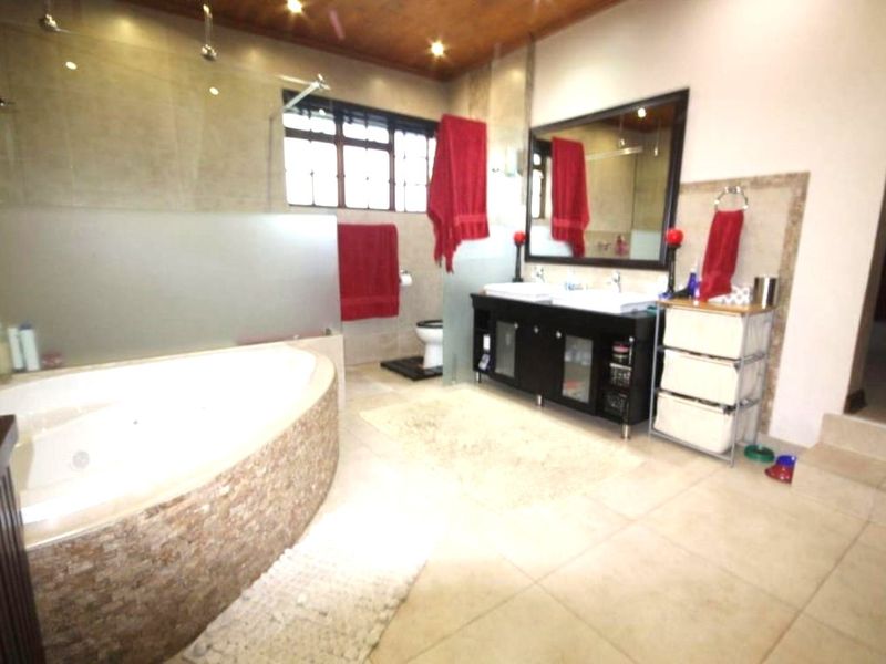 Beautiful & Spacious 4-Bedroom Home Near Highveld Medi-Clinic – Trichardt - Photo 10