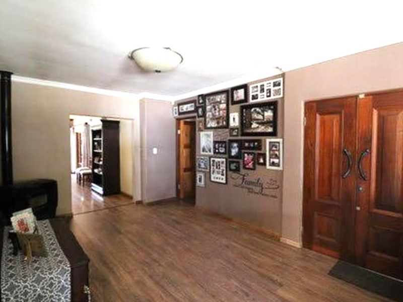 Beautiful & Spacious 4-Bedroom Home Near Highveld Medi-Clinic – Trichardt - Photo 9