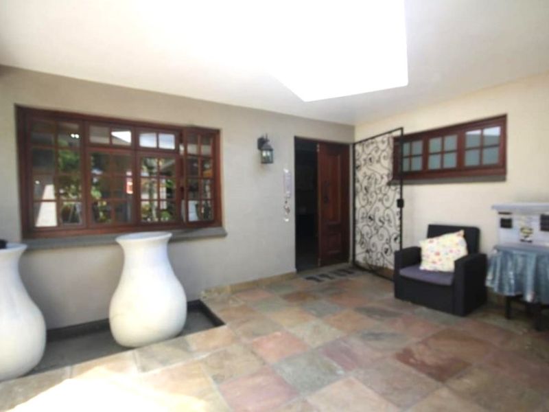 Beautiful & Spacious 4-Bedroom Home Near Highveld Medi-Clinic – Trichardt - Photo 2