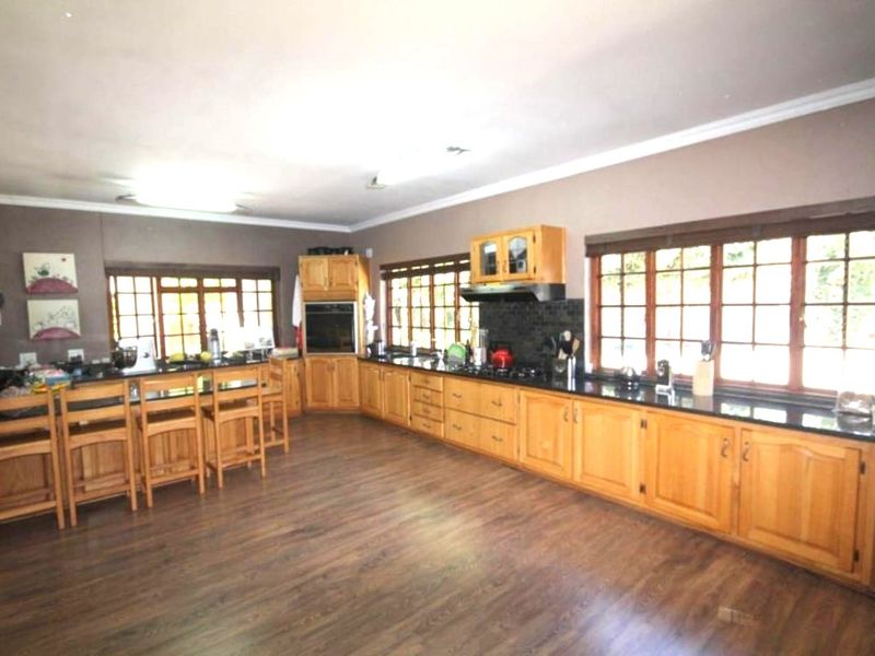 Beautiful & Spacious 4-Bedroom Home Near Highveld Medi-Clinic – Trichardt - Photo 6