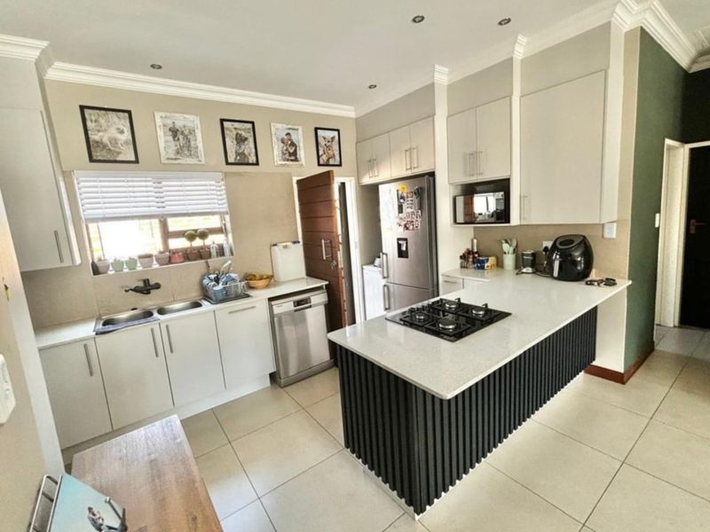 Stunning Dream Home in Hibiscus Place, Terra Nova! - Photo 2