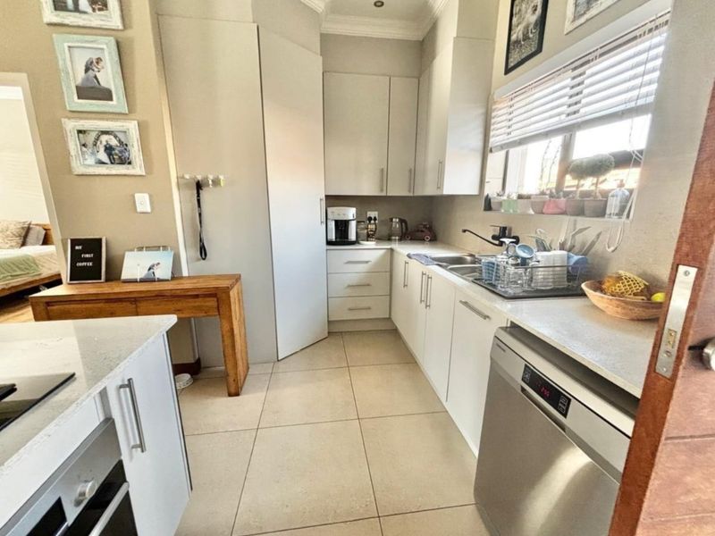 Stunning Dream Home in Hibiscus Place, Terra Nova! - Photo 3