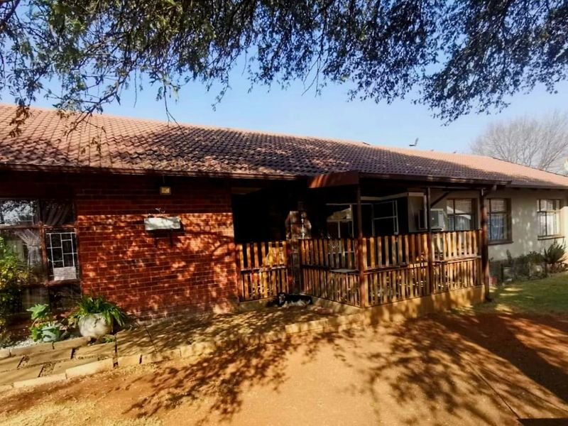 Luxurious 4-Bedroom Family Home – Space, Comfort & Entertainment! - Photo 2