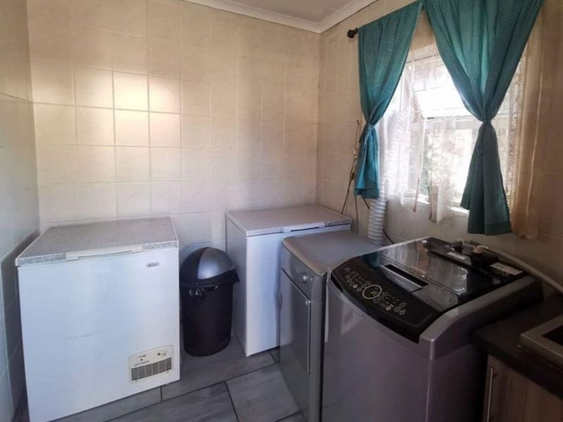 Luxurious 4-Bedroom Family Home – Space, Comfort & Entertainment! - Photo 9