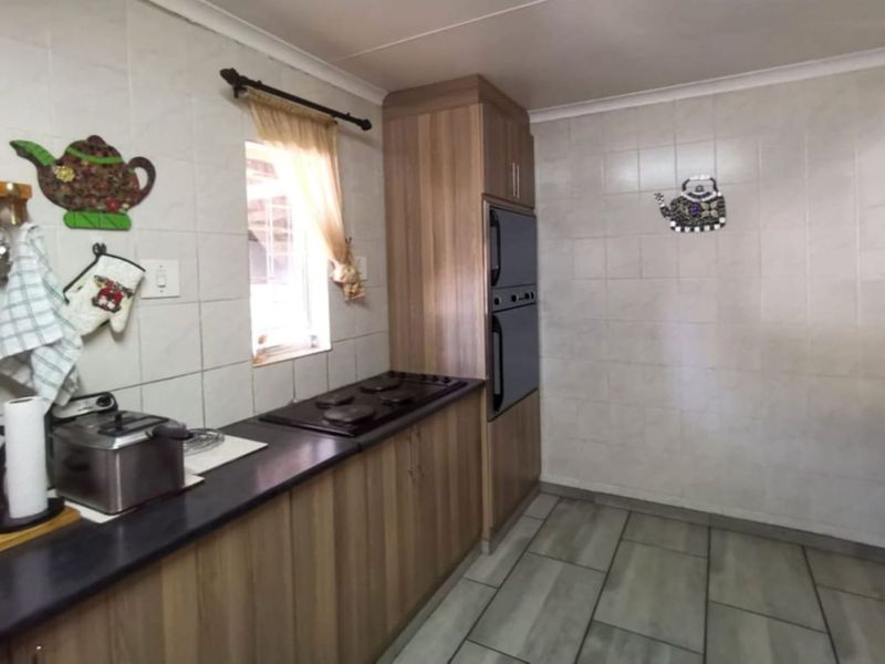 Luxurious 4-Bedroom Family Home – Space, Comfort & Entertainment! - Photo 8