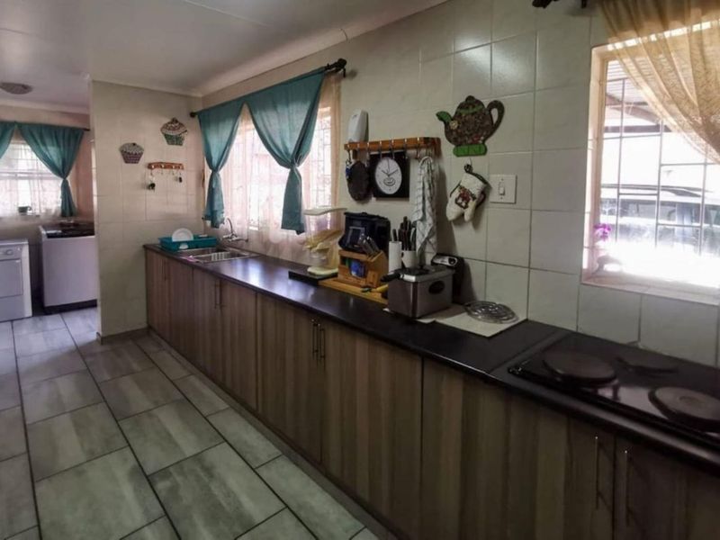 Luxurious 4-Bedroom Family Home – Space, Comfort & Entertainment! - Photo 7