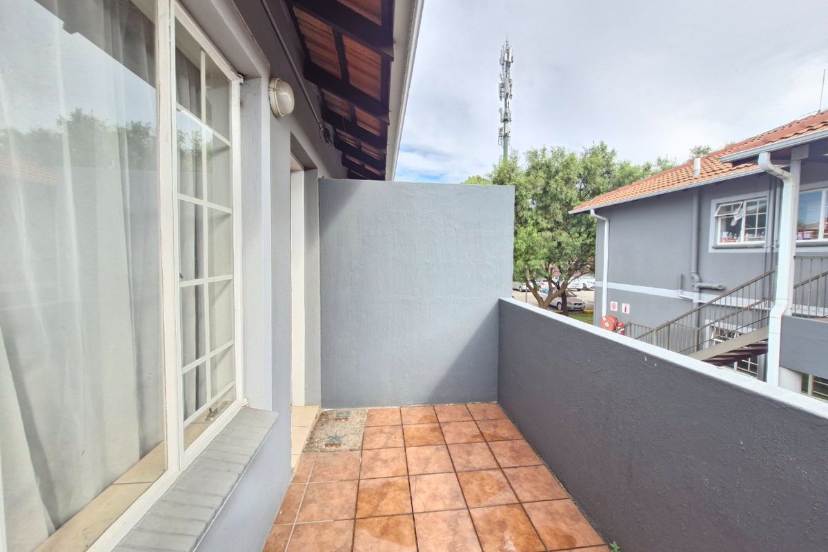 2 Bedroom Apartment for Sale – Golden Oaks Estate | R600,000 - Photo 3