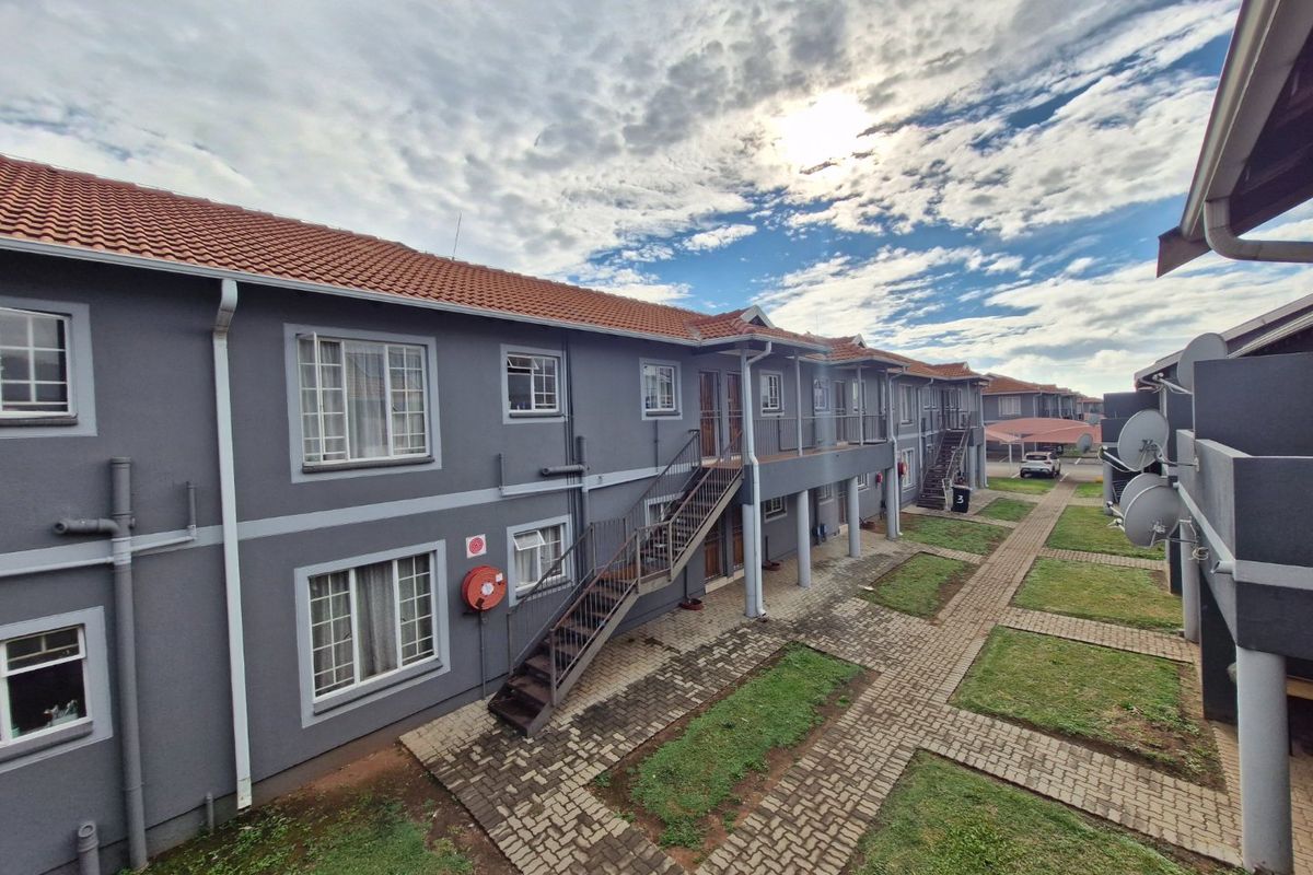 2 Bedroom Apartment for Sale – Golden Oaks Estate | R600,000 - Photo 2