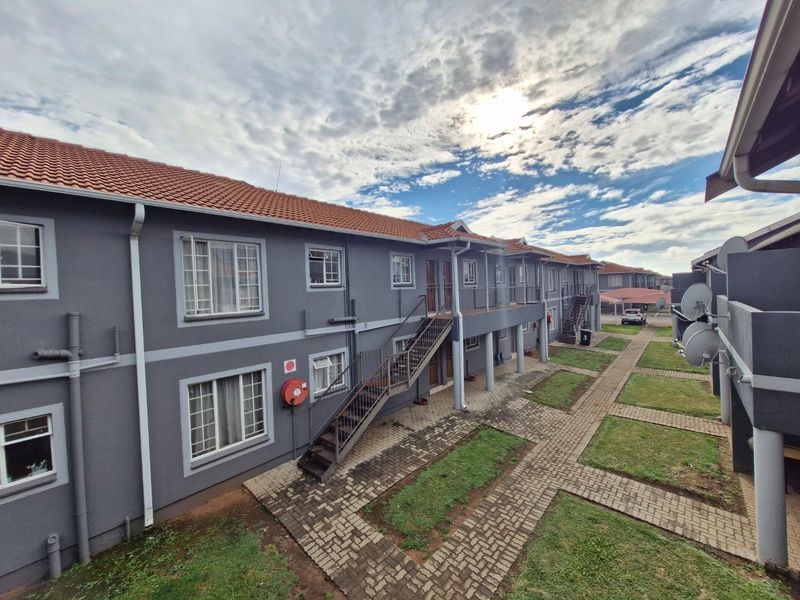 2 Bedroom Apartment for Sale – Golden Oaks Estate | R600,000 - Photo 2