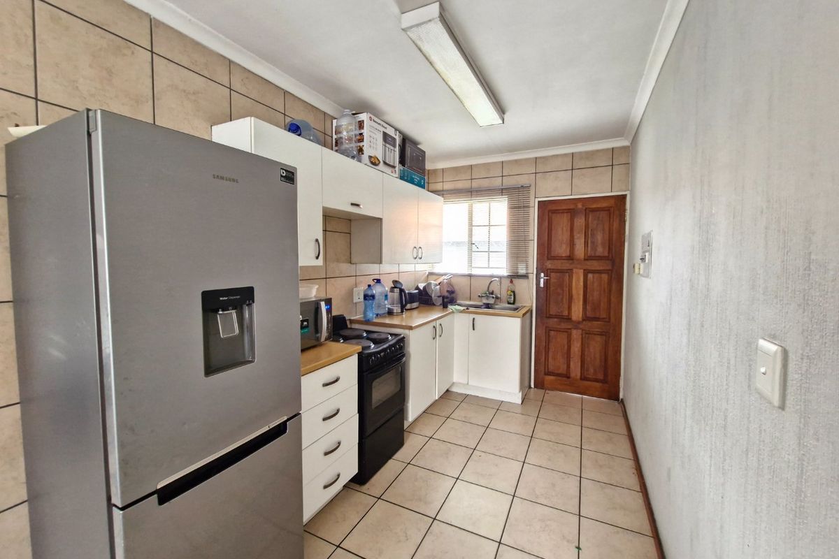 2 Bedroom Apartment for Sale – Golden Oaks Estate | R600,000 - Photo 5