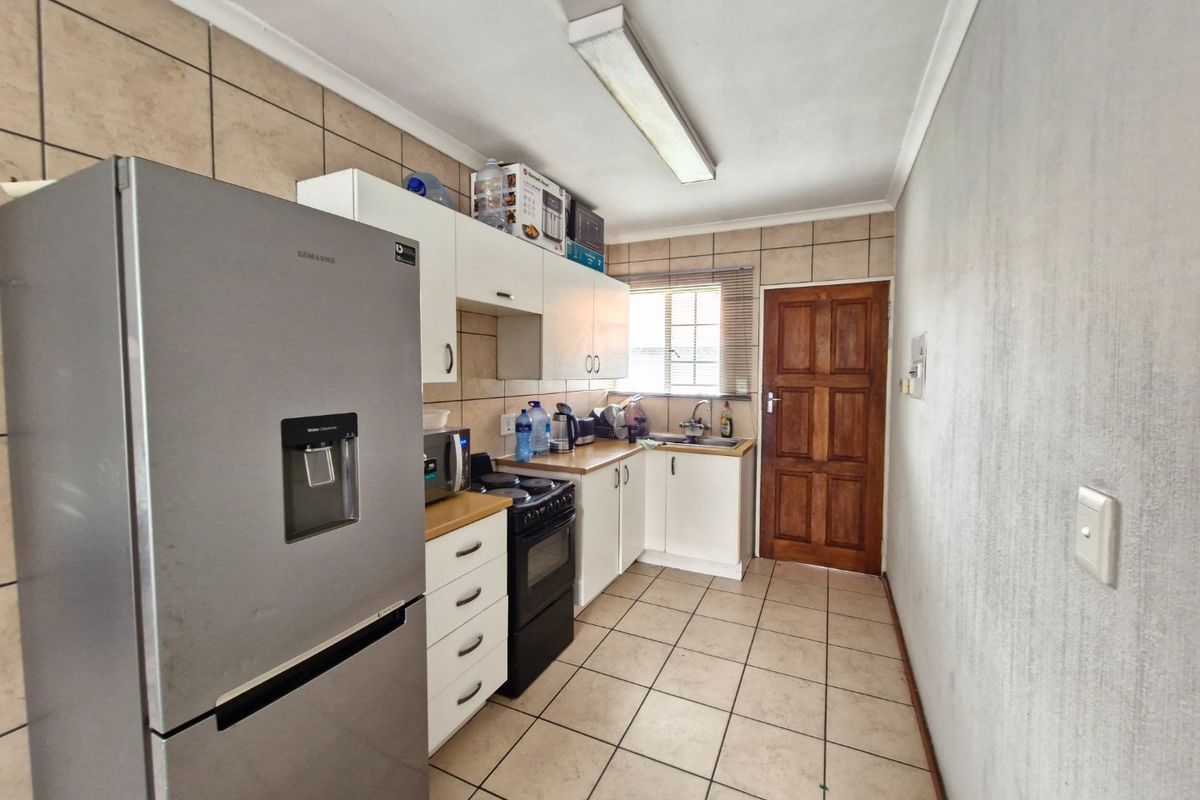 2 Bedroom Apartment for Sale – Golden Oaks Estate | R600,000 - Photo 4