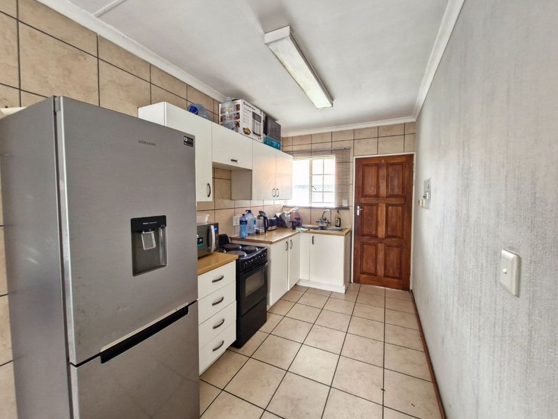2 Bedroom Apartment for Sale – Golden Oaks Estate | R600,000 - Photo 4