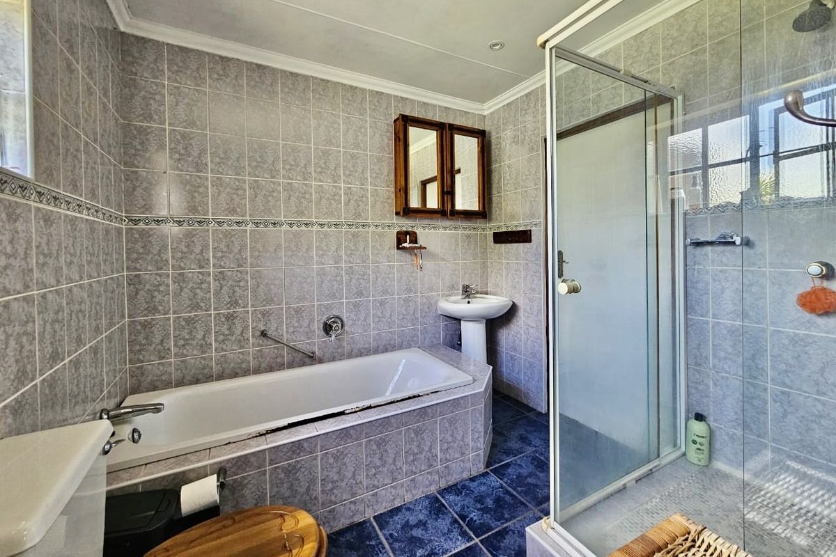 CHARMING FACEBRICK THATCH HOME IN HEATHER PARK - COMFORTABLE LIVING LVING WITH OFF-THE-GRID APPEAL - Photo 3