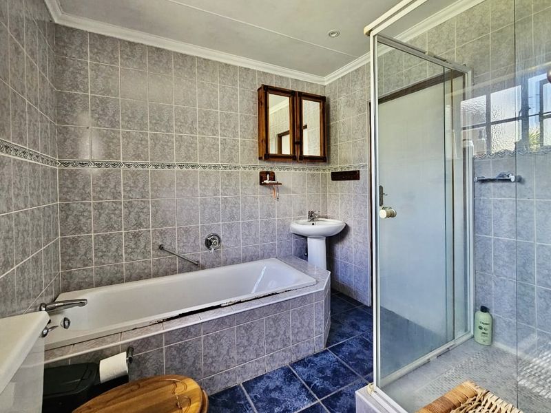 CHARMING FACEBRICK THATCH HOME IN HEATHER PARK - COMFORTABLE LIVING LVING WITH OFF-THE-GRID APPEAL - Photo 3