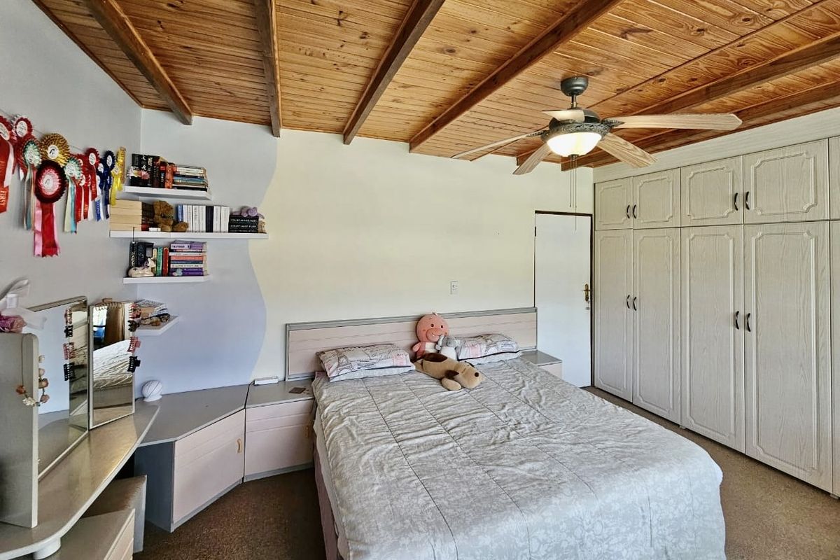 CHARMING FACEBRICK THATCH HOME IN HEATHER PARK - COMFORTABLE LIVING LVING WITH OFF-THE-GRID APPEAL - Photo 2