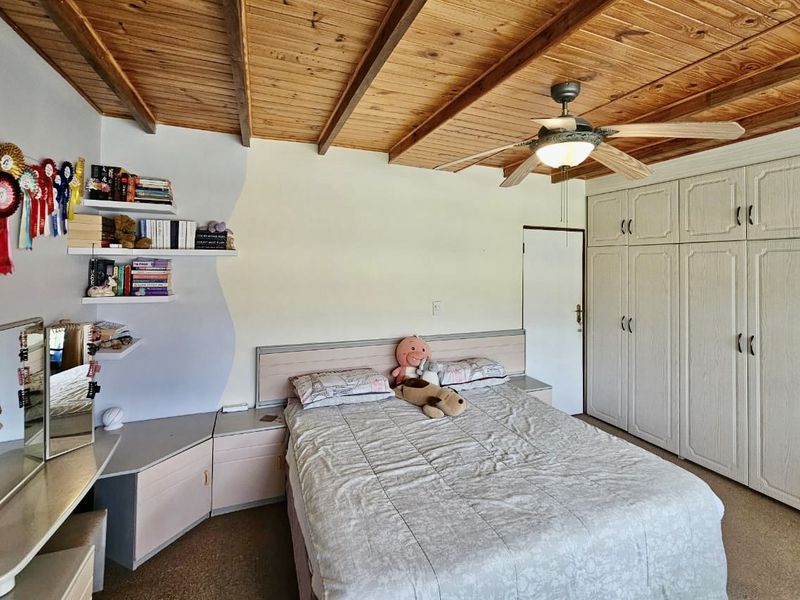 CHARMING FACEBRICK THATCH HOME IN HEATHER PARK - COMFORTABLE LIVING LVING WITH OFF-THE-GRID APPEAL - Photo 2