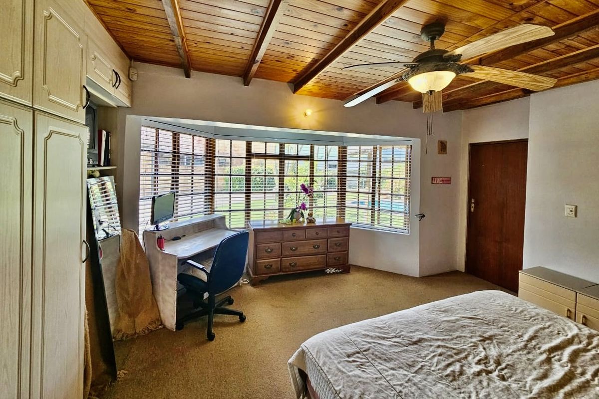 CHARMING FACEBRICK THATCH HOME IN HEATHER PARK - COMFORTABLE LIVING LVING WITH OFF-THE-GRID APPEAL - Photo 4