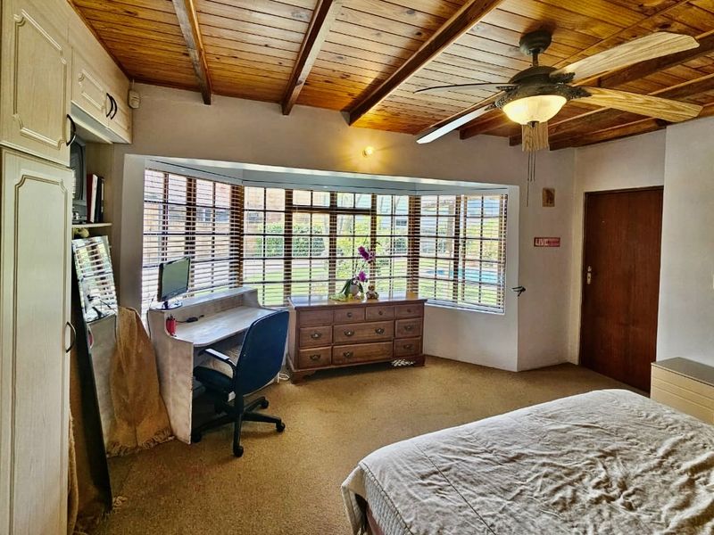 CHARMING FACEBRICK THATCH HOME IN HEATHER PARK - COMFORTABLE LIVING LVING WITH OFF-THE-GRID APPEAL - Photo 4