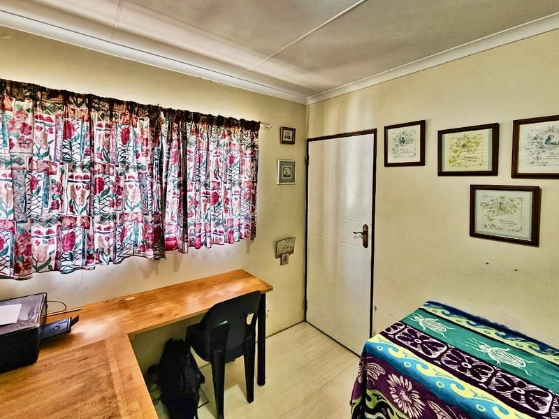 CHARMING FACEBRICK THATCH HOME IN HEATHER PARK - COMFORTABLE LIVING LVING WITH OFF-THE-GRID APPEAL - Photo 10