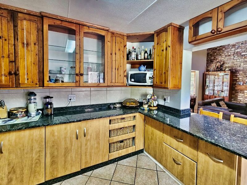 CHARMING FACEBRICK THATCH HOME IN HEATHER PARK - COMFORTABLE LIVING LVING WITH OFF-THE-GRID APPEAL - Photo 8